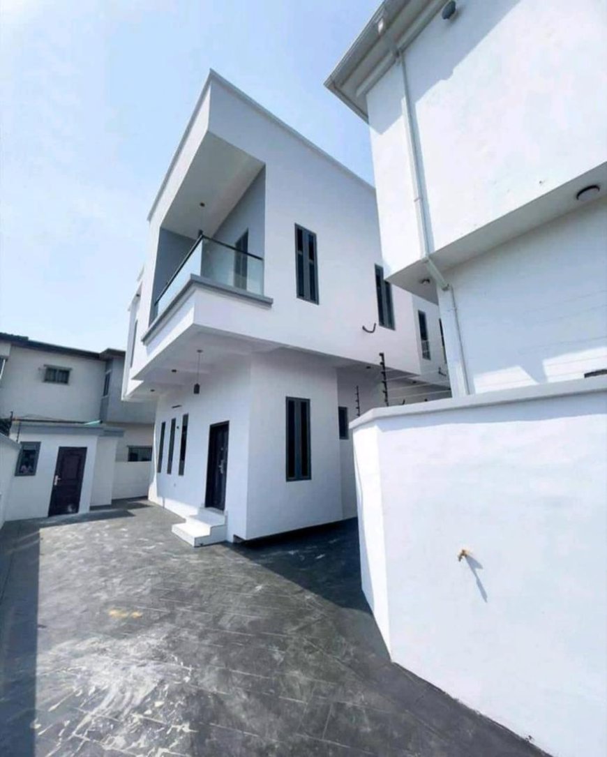 Spacious 5 Bedroom Detached with BQ for sale in Lagos