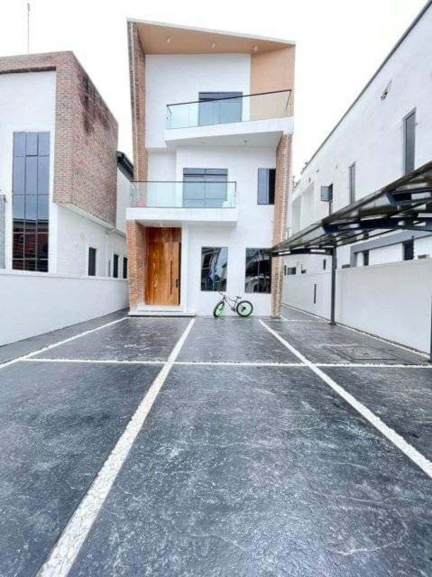 BEAUTIFULLY FINISHED 4 BEDROOM FULLY DETACHED LUXURY HOME WITH BQ FOR SALE!!!