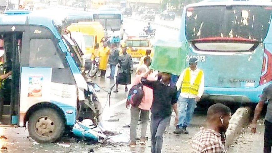 Two BRT buses collided in Lagos, injuring 14.